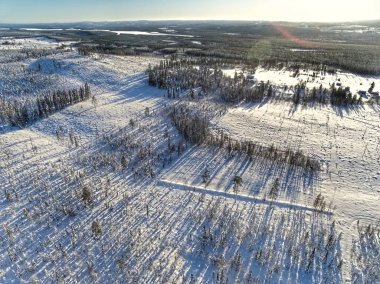 İsveç 'teki Granbergsliden' de kışın insansız hava aracı görüntüsü..