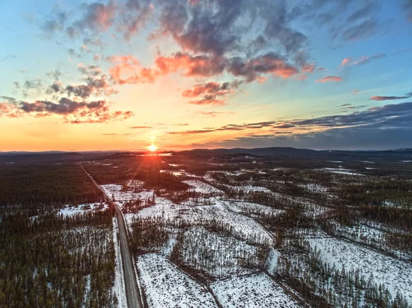 Drone Tiro Pôr Sol Sobre Lapónia Sueca Final Inverno — Fotografia de Stock