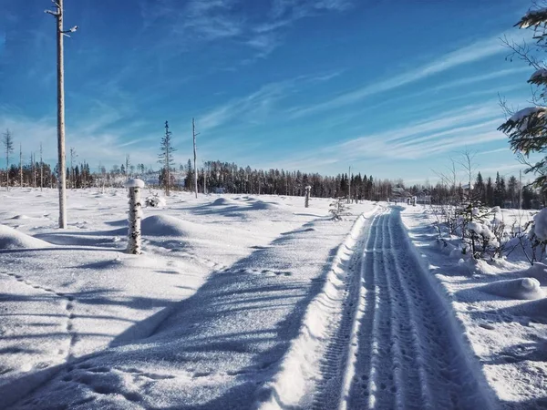 ラップランドの冬の風景の中のスクータートラック — ストック写真