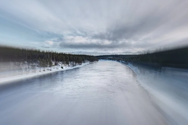 Rzeka Skellefte Szwecji Rozmyciem Zoomu Symbolizującym Prędkość — Zdjęcie stockowe