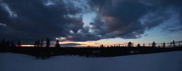 スウェーデンのラップランドの夕暮れと雲のパノラマ — ストック写真