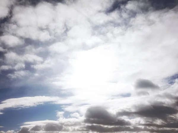 Cumulus Nuages Soleil Sur Ciel Bleu — Photo