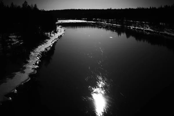 瑞典拉普兰Skellefte河上月亮的反射 — 图库照片