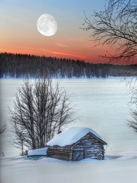空に大きな月と夕暮れの小さな木製の小屋 — ストック写真