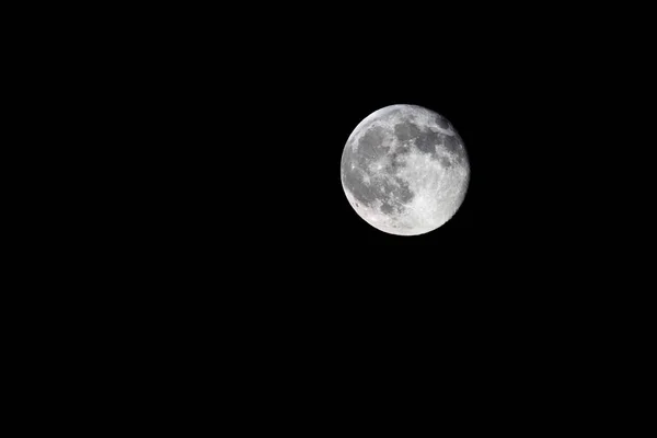 Calante Gibbous Quasi Pieno Luna Sfondo Nero — Foto Stock