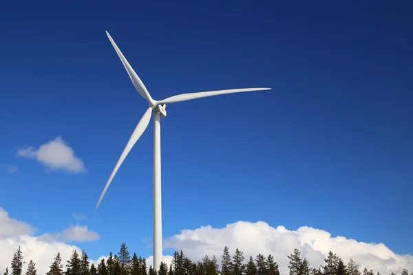 Turbina Eólica Sobre Floresta Nuvens Com Céu Azul — Fotografia de Stock