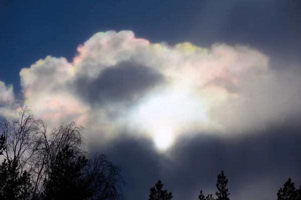 4月の虹色の雲の後ろの太陽 — ストック写真