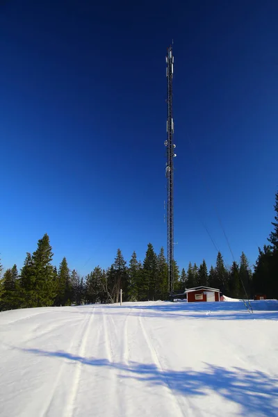 Torre Delle Telecomunicazioni Sulla Vetta Innevata Amliden Svezia — Foto Stock