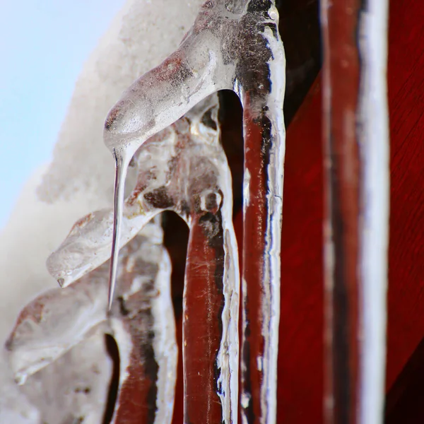 Κοντινό Πλάνο Των Διπλών Icicles Μια Στέγη Σπιτιού — Φωτογραφία Αρχείου