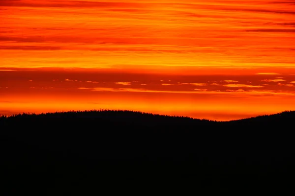 Paysage Nuageux Couches Crépuscule Sur Silhouette Forêt Montagne — Photo