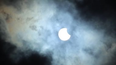 10 Haziran 2021 'de hareket eden bulutlarla güneş tutulması