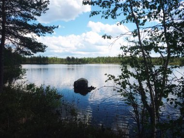 İsveç Laponya 'da küçük bir göl manzarası.