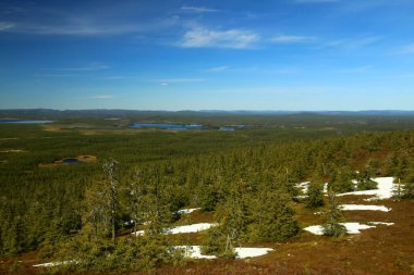 İsveç 'in yazlık Stor-Sandberget dağında kalan kar..