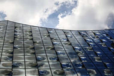 Kavisli cam cephe, modern bir bina.