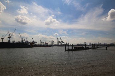 Almanya 'daki Hamburg sanayi limanına bak.