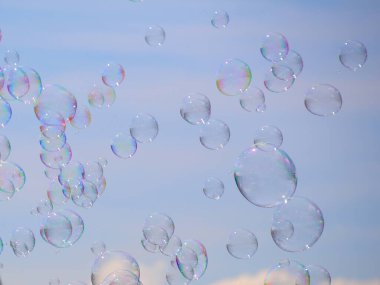 Bir sürü renkli kabarcıklar ve mavi bir gökyüzü.