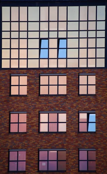 夕日の色の近代的な建物のファサード — ストック写真
