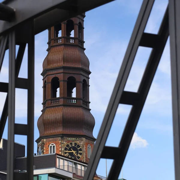 Hamburger Michel Michaelskirche Hamburg Mit Defokussiertem Stahlkonstrukt Vordergrund — Stockfoto