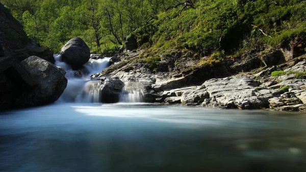 Langzeitbelichtungsaufnahme Von Stromschnellen Fluss Gohpasjohka Schwedisch Lappland — Stockfoto