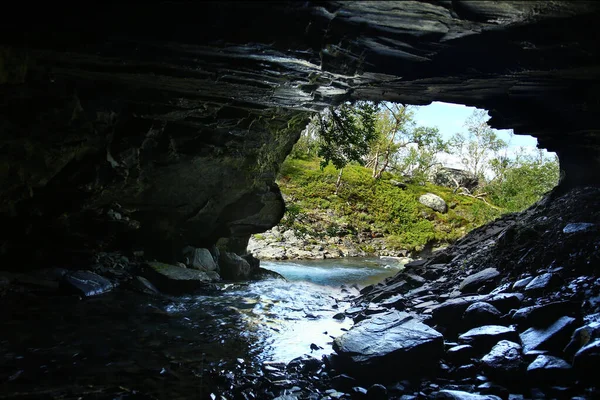 Κοιτάζοντας Έξω Από Bjorkliden Σπήλαιο Στη Σουηδική Λαπωνία — Φωτογραφία Αρχείου