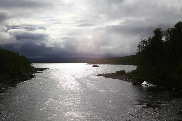 Dunkle Gegenlichtaufnahme Des Sees Vadvetjakka Nationalpark Schweden — Stockfoto