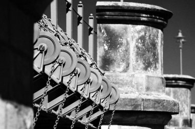 Tarihi Pretzien Weir 'daki mekanizmaların siyah ve beyaz görüntüsü.