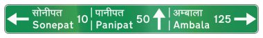 Hindistan 'da yol işareti - Hintçe ve İngilizcede Sonepat, Panipat ve Ambala yönleri ve mesafeleri.