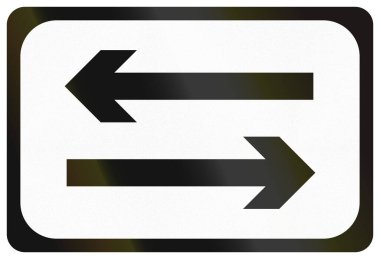 İrlanda 'da her iki yönde de ek yol işareti kullanılıyor..