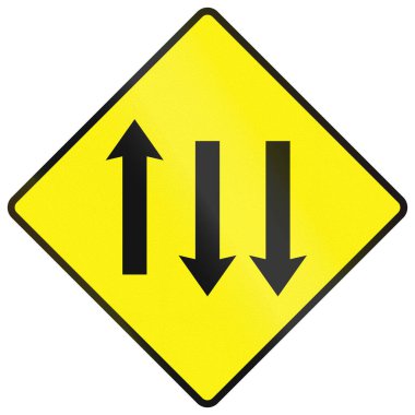 İrlanda 'da Uyarı Yol İşareti - Karşıt yönde iki şeritli üç şerit.