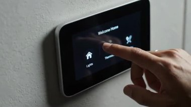 Akıllı bir ev kontrol paneli dokunmatik ekran arayüzü ile el etkileşimi