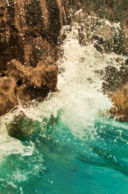 Dalga kıyıya vurma