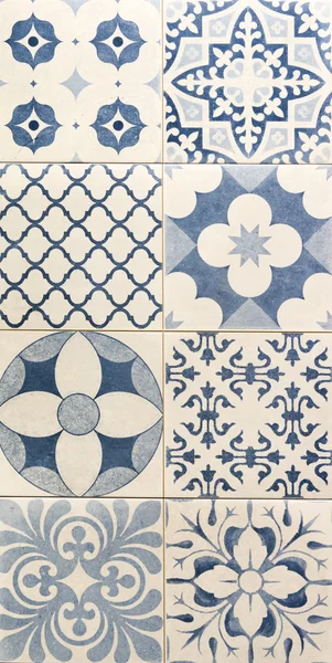 Blue color pattern on white mosaic tiles — Stock Photo, Image