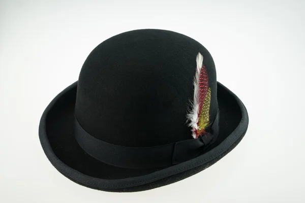 Bower chapéu com pena isolada no fundo branco — Fotografia de Stock
