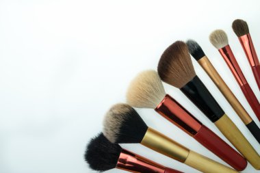 Boşaltmak beyaz zemin üzerine çeşitli makyaj ürünleri