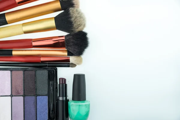 Boşaltmak beyaz zemin üzerine çeşitli makyaj ürünleri