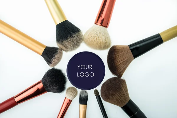 Boşaltmak beyaz zemin üzerine çeşitli makyaj ürünleri