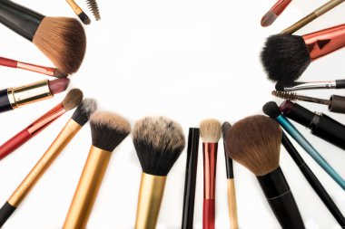 Beyaz arkaplanda dekoratif kozmetik seti