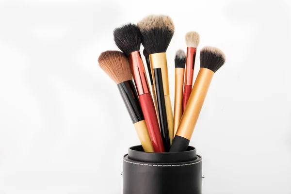 Boşaltmak beyaz zemin üzerine çeşitli makyaj ürünleri