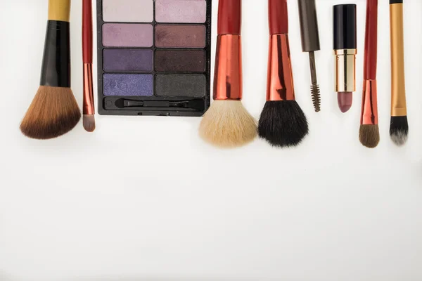 Boşaltmak beyaz zemin üzerine çeşitli makyaj ürünleri
