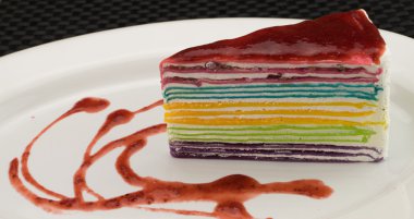 Gökkuşağı crepecake çilek şurubu ile