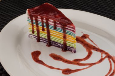 Gökkuşağı crepecake çilek şurubu ile