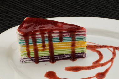 Gökkuşağı crepecake çilek şurubu ile