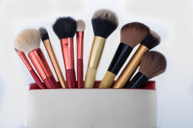 Beyaz arka plan üzerinde dekoratif fırça kozmetik kümesi