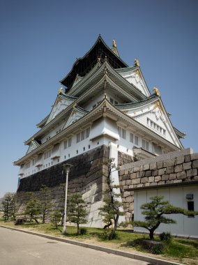 Osaka Kalesi mavi gökyüzü ile