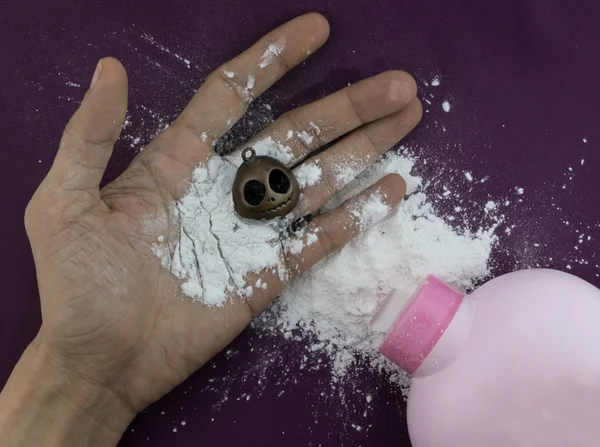 Talk pudrası ile iskelet oyuncak el beyaz