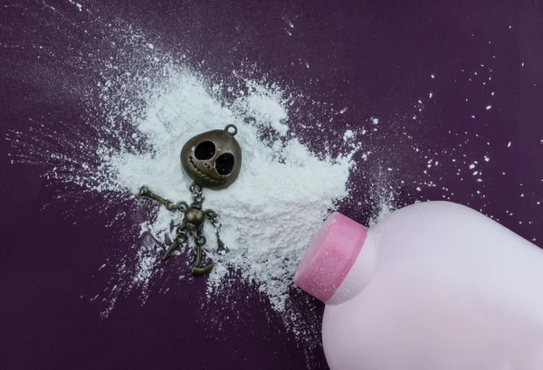 Beyaz pudrası ile iskelet oyuncak