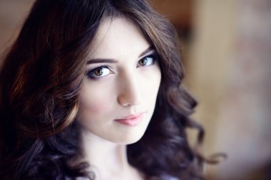 güzel saç modeli ile esmer kadın