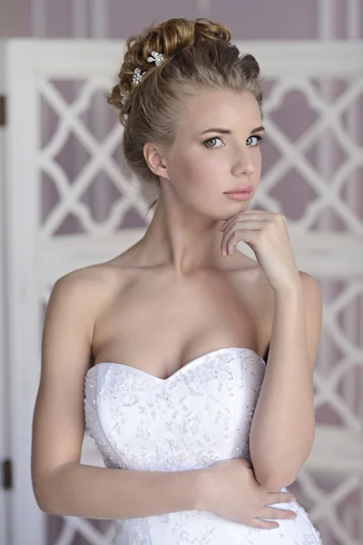 Beautiful blonde bride — Stock Photo, Image