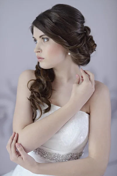 Junge luxuriöse brünette Braut — Stockfoto