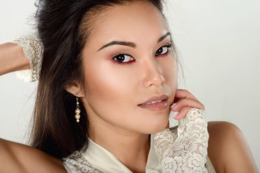 Beyaz dantel elbise esmer kadın